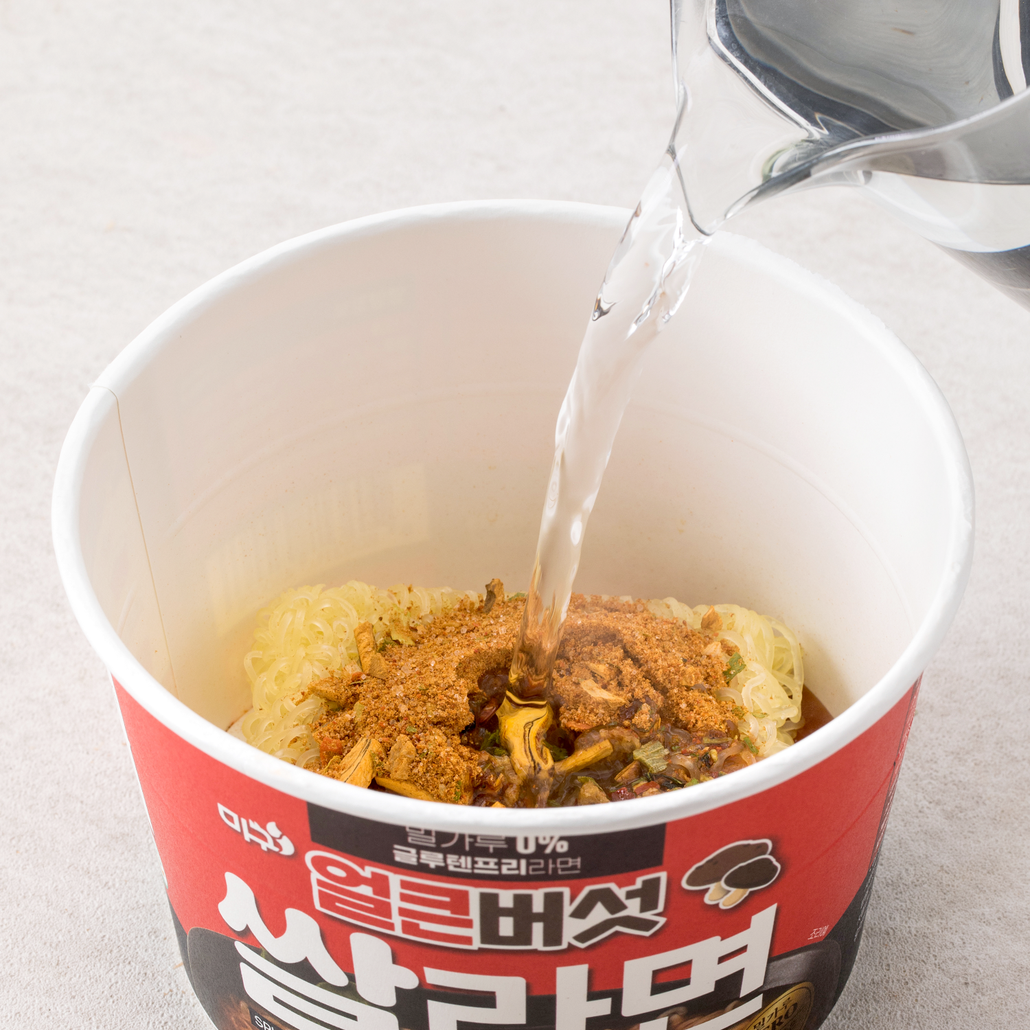 쌀라면에 뜨거운 물을 붓는 모습